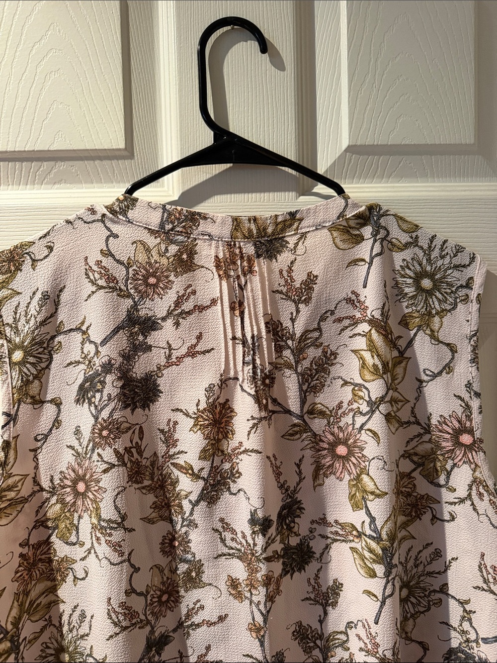 79 -  Pale Pink Floral Sleeveless V-Neck Blouse - Picture 8 of 8
